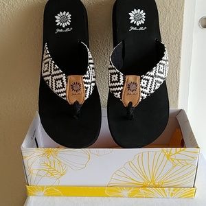 NEW Yellow Box flip flops black/white sz 8.5